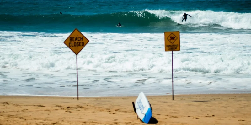 Plage de Long Reef avec panneaux d'avertissement