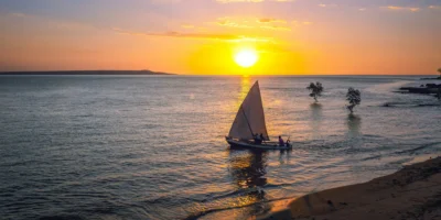 Voilier au large de Madagascar au coucher du soleil