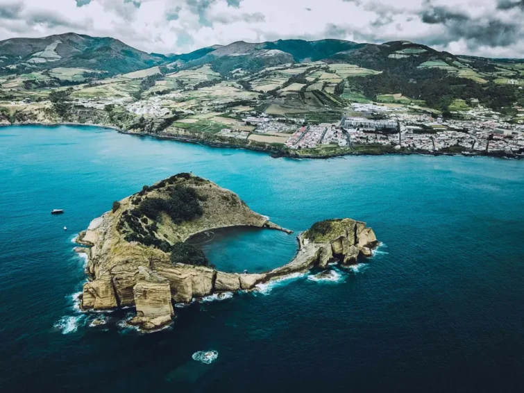 Açores au Portugal petit rocher devant une île dans la mer océan Atlantique