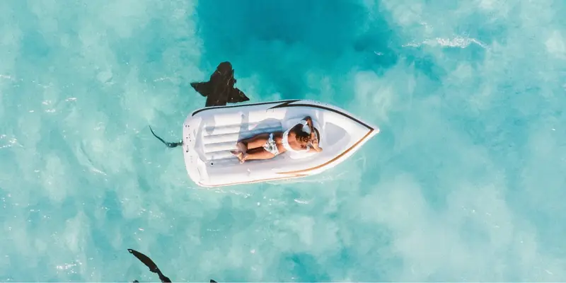 Florida Keys Stock Island petit bateau à moteur en mer