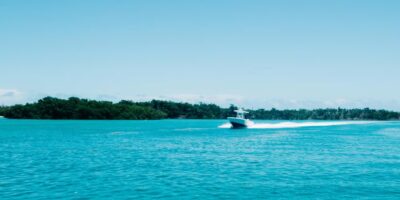 Florida Keys Stock Island petit bateau à moteur en mer Florida Keys Stock Island petit bateau à moteur en mer
