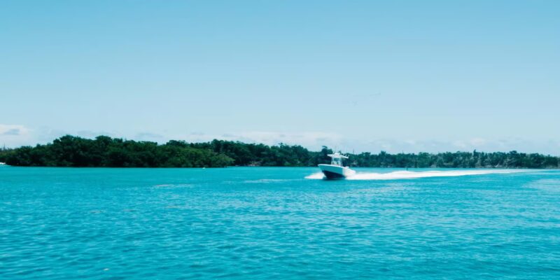 Florida Keys Stock Island petit bateau à moteur en mer