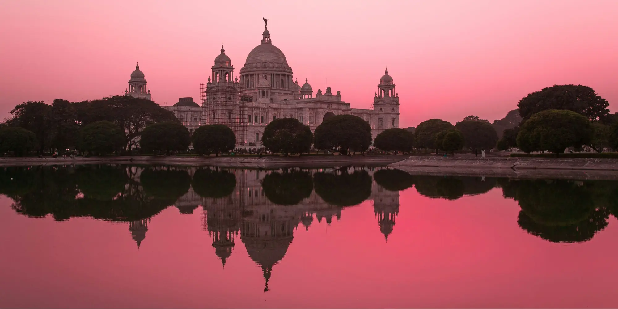 Inde plongée avec des requins bâtiment historique au coucher du soleil