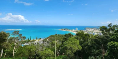 Plage avec des palmiers à Nouméa, Nouvelle-Calédonie