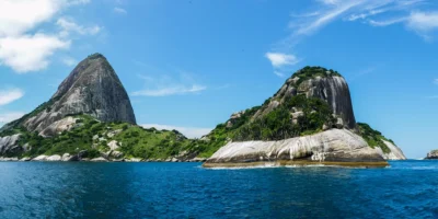 Îles rocheuses et verdoyantes de l’archipel d’Alcatrazes dans les eaux bleues de l’Atlantique
