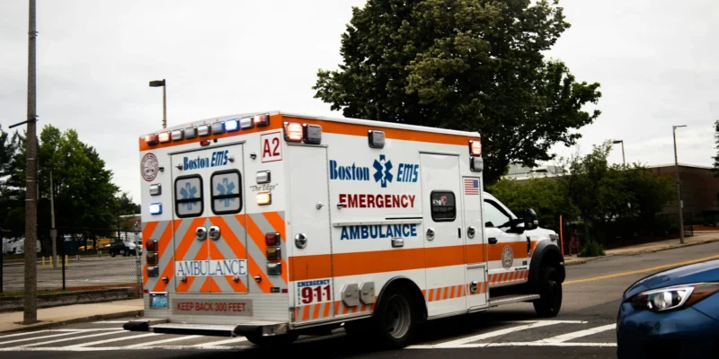 Ambulance de Boston EMS dans une rue comme image d’illustration des secours