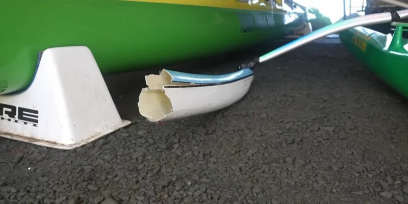 Balancier blanc et bleu clair du Va'a de Lywaï Manate endommagé lors d'une attaque de requin