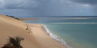 Dunes de sable, plage et mer peu profonde dans l’archipel de Bazaruto