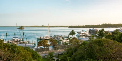 Petit port à Bimini avec voiliers, bateaux à moteur, côte et mer