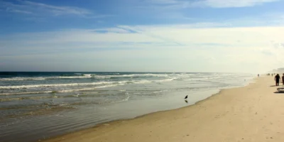 Plage de sable et côte atlantique de Daytona Beach en Floride
