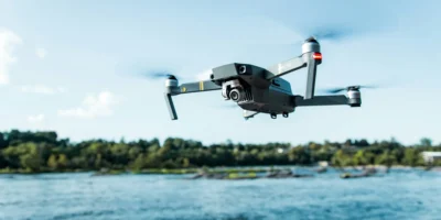 Drone volant au-dessus de l'eau