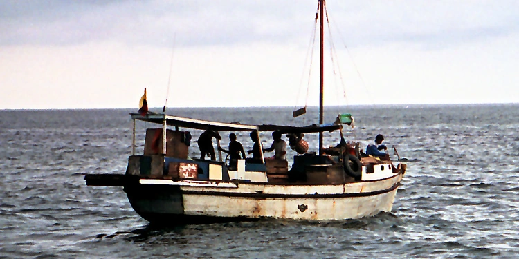 Bateau de pêche au large de l’Équateur – photographie d’archives