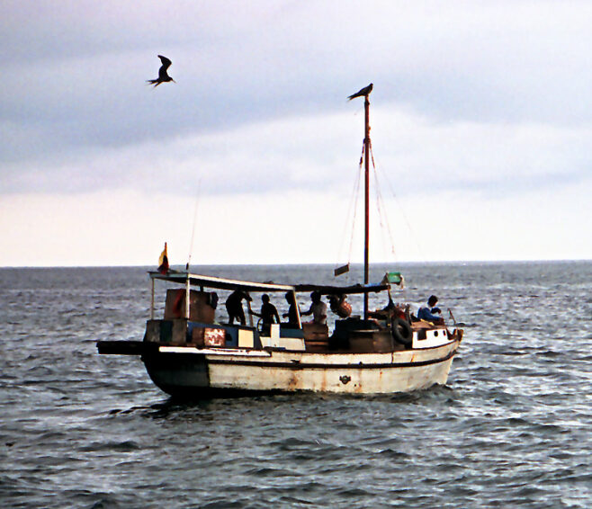 Bateau de pêche au large de l’Équateur – photographie d’archives