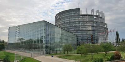 Bâtiment du Parlement européen à Strasbourg, avec façades vitrées et drapeaux