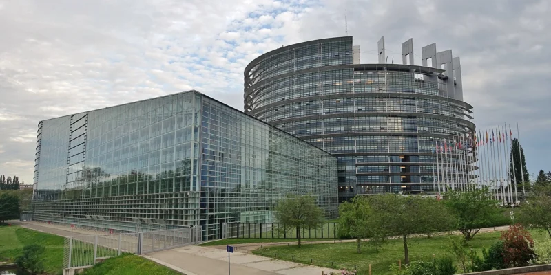 Bâtiment du Parlement européen à Strasbourg, avec façades vitrées et drapeaux