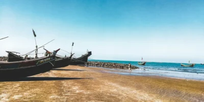 Bateaux de pêche sur la plage et en mer à Sint Maarten