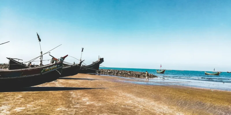 Bateaux de pêche sur la plage et en mer à Sint Maarten