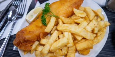 Fish and chips avec du citron dans une assiette à Blackpool