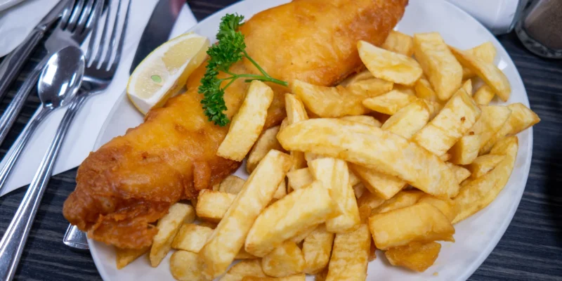 Fish and chips avec du citron dans une assiette à Blackpool