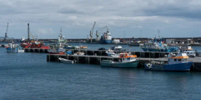 Bateaux de pêche amarrés dans le port de Ponta Delgada, sur São Miguel, aux Açores