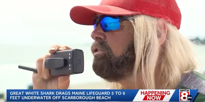 Le sauveteur Greg Wilfert parle dans une radio à Scarborough Beach