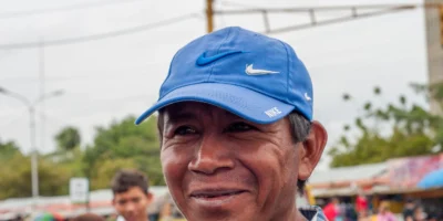 Portrait d’un homme wayuu coiffé d’une casquette bleue à Maracaibo, au Venezuela