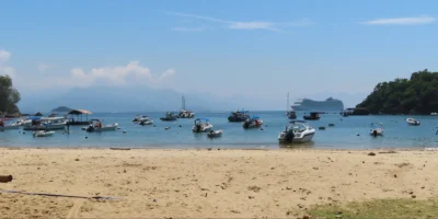 Vue depuis une plage d’Ilha Grande avec des bateaux et un navire de croisière