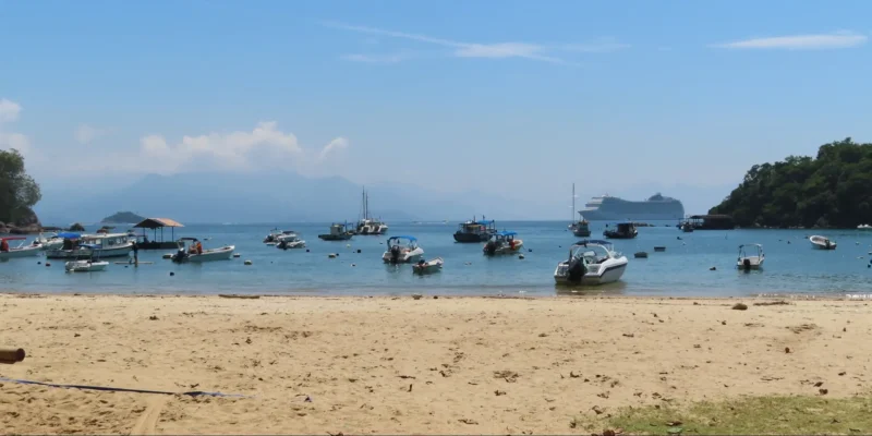 Vue depuis une plage d’Ilha Grande avec des bateaux et un navire de croisière