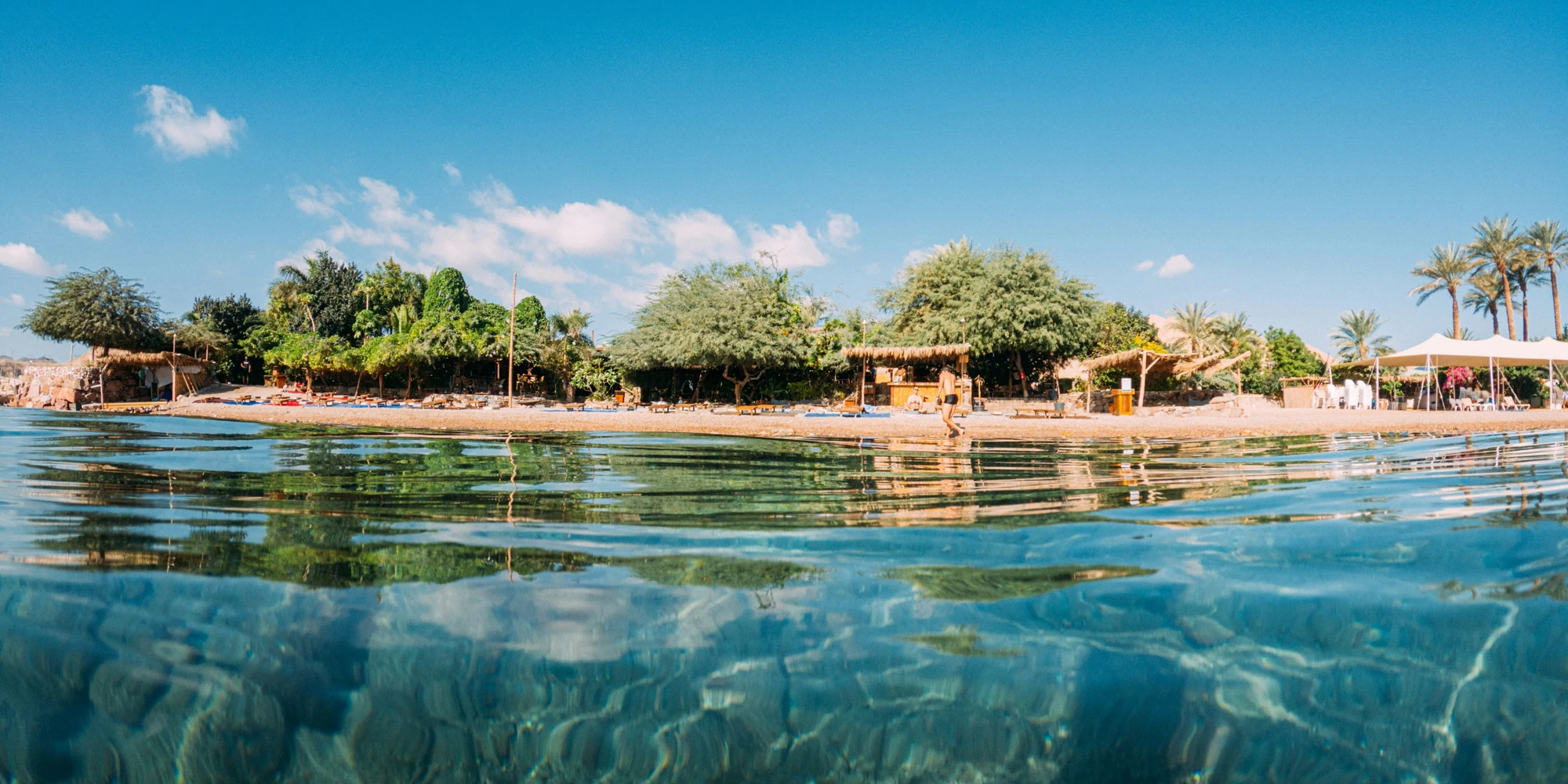 Bar de plage vu depuis la mer à Mosh Beach, Eilat, Israël