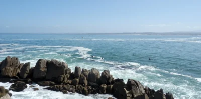 Vue depuis Lovers Point sur la côte rocheuse et la baie de Monterey près de Pacific Grove