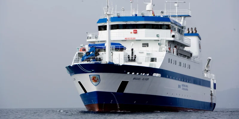 Le navire de recherche bleu et blanc Miguel Oliver en mer