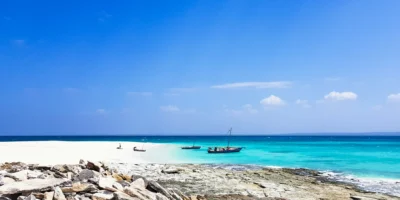 Bateaux en bois sur la plage de Rolas Island dans l'archipel Quirimbas, Mozambique