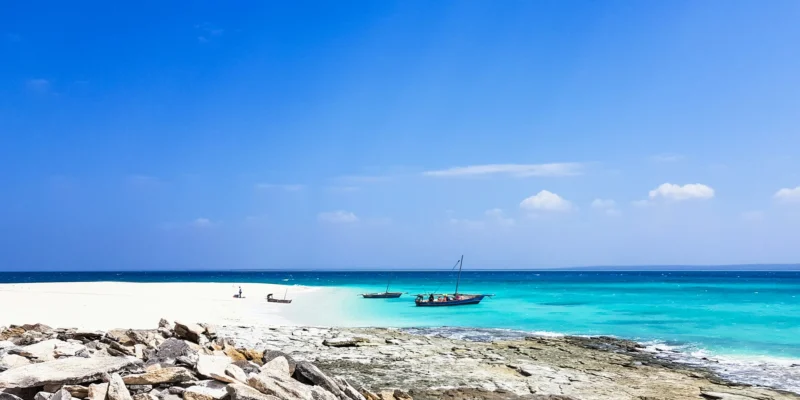 Bateaux en bois sur la plage de Rolas Island dans l'archipel Quirimbas, Mozambique