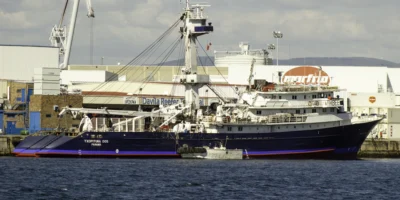 Navire thonier Txopituna Dos dans le port de Marín
