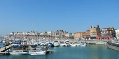 Bateaux dans le port de Ramsgate devant les bâtiments du front de mer