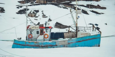 Bateau de pêche dans un paysage polaire enneigé