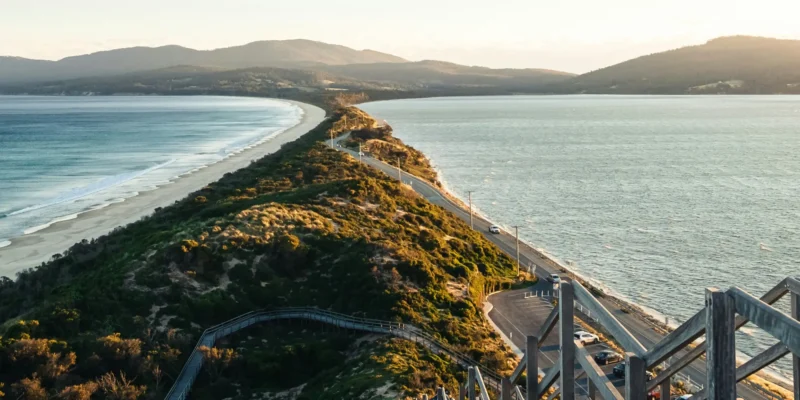 Route et mer sur Bruny Island, en Tasmanie