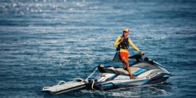 Un sauveteur de RESSAC se tient sur un jet-ski au large de La Réunion