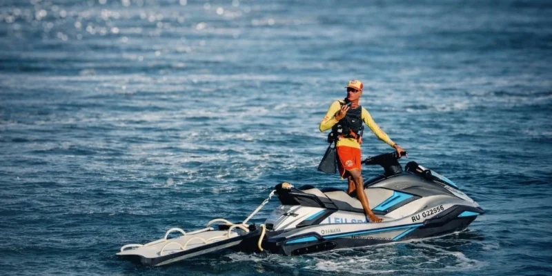Un sauveteur de RESSAC se tient sur un jet-ski au large de La Réunion