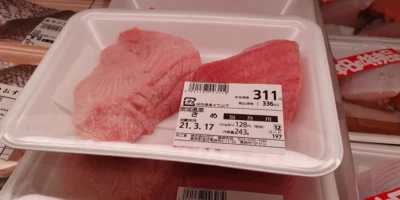 Viande de requin dans un supermarché à Tokyo