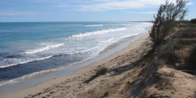 Plage de sable et littoral à Sunset Beach à Geraldton en Australie occidentale