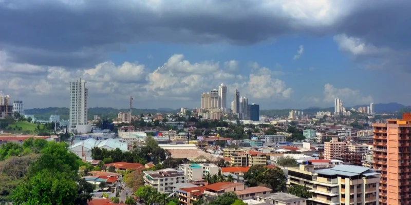 Vue urbaine côtière au Panama avec des immeubles